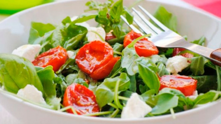 Tips para alimentarse bien y seguro en la playa