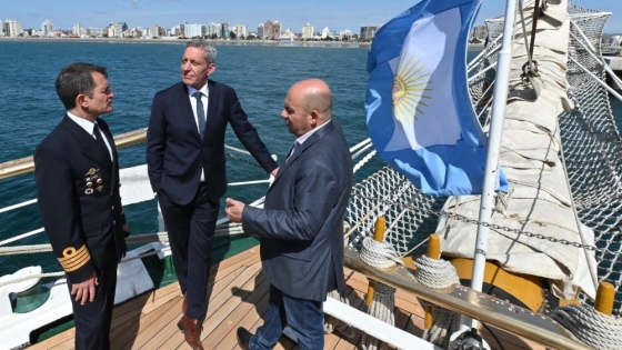 Arcioni participó del inicio de la Temporada de Cruceros en Puerto Madryn y visitó la Fragata Libertad