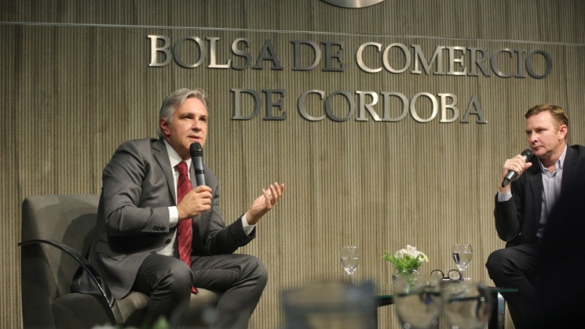 En la Bolsa de Comercio, Llaryora exhortó al diálogo urgente para enfrentar los efectos de la crisis económica