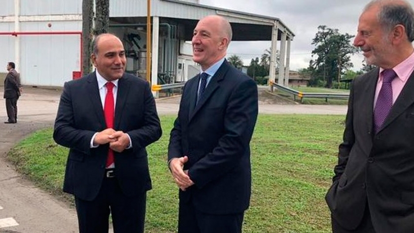 Manzur y el embajador de Reino Unido recorrieron la fábrica de levaduras perteneciente a la firma Calsa