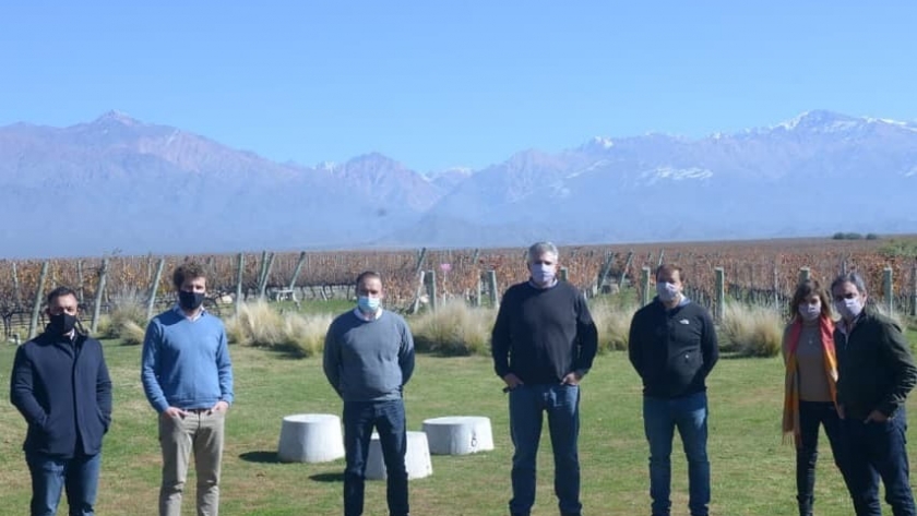 Productiva reunión de autoridades del INV con técnicos de bodegas de Valle de UCO