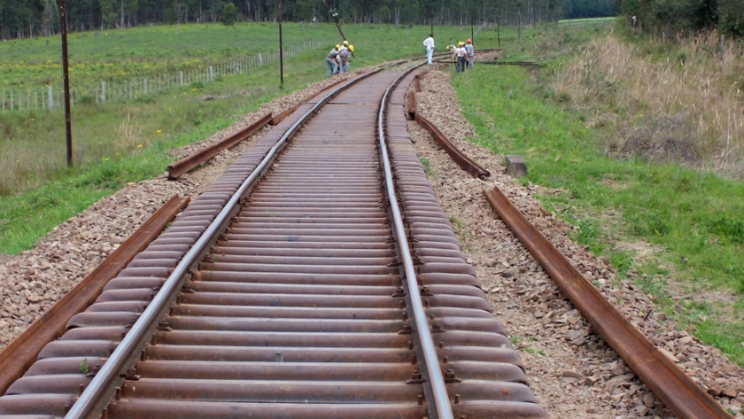 Ambiente y Transporte promueven la producción de durmientes a partir de residuos