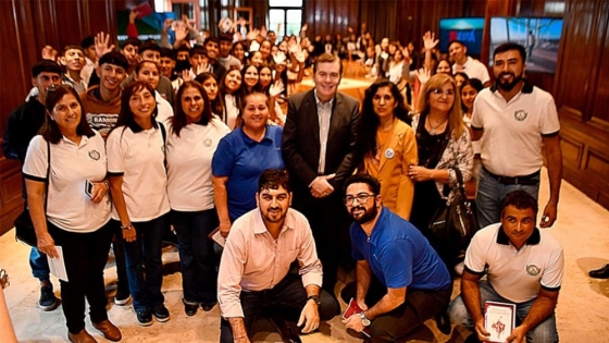 El gobernador Zamora recibió la visita de alumnos de los departamentos Sarmiento y Moreno