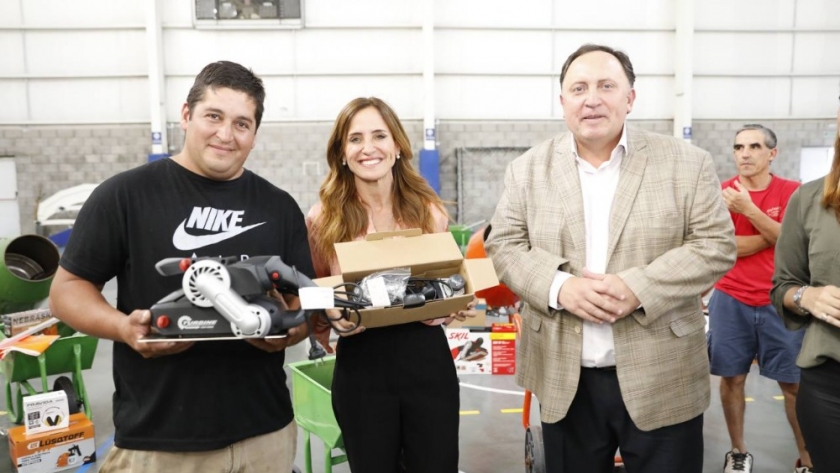 Victoria Tolosa Paz entregó herramientas y maquinarias a emprendimientos productivos de General Las Heras