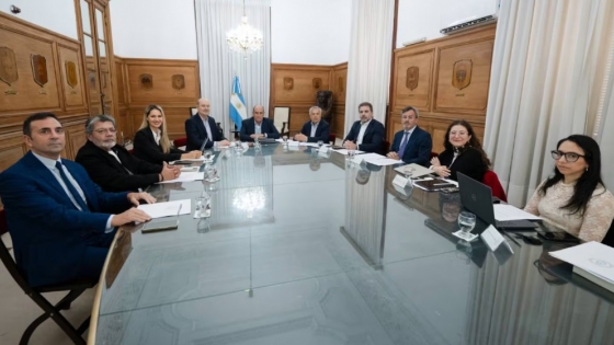 El Gobierno convoca al Consejo de Mayo tras la presión internacional por la ayuda financiera