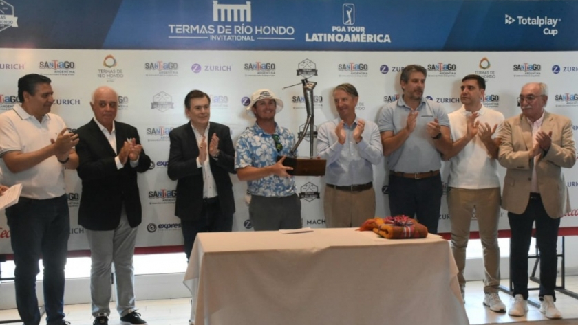 Zamora entregó el premio al estadounidense Jake Maccrory, ganador del Termas de Río Hondo Invitational