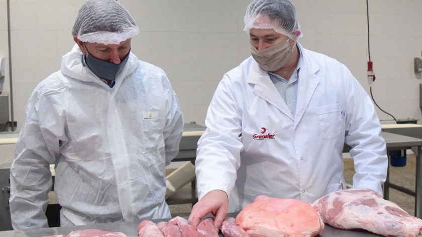 En la "Semana de la Carne de Cerdo", Bahillo visitó una industria frigorífica