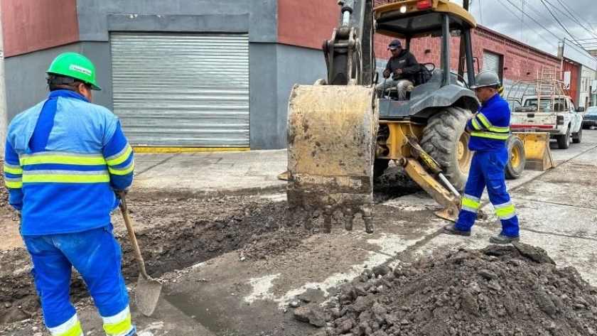 Aguas del Norte trabaja en el recambio de la red colectora en pasaje Castellanos