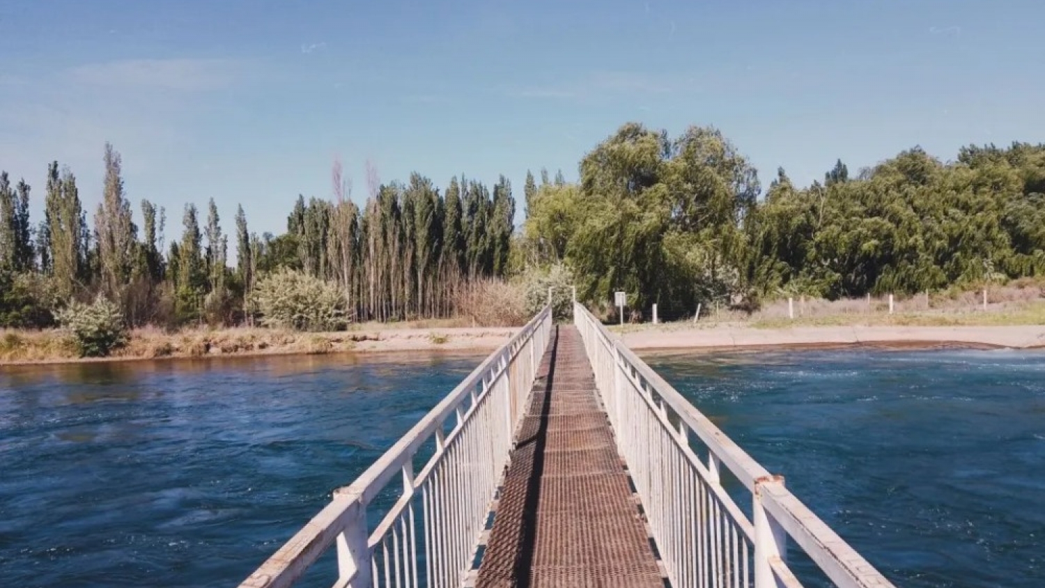 Contralmirante Cordero y Barda del Medio, la escapada de agua y calma a minutos del Alto Valle