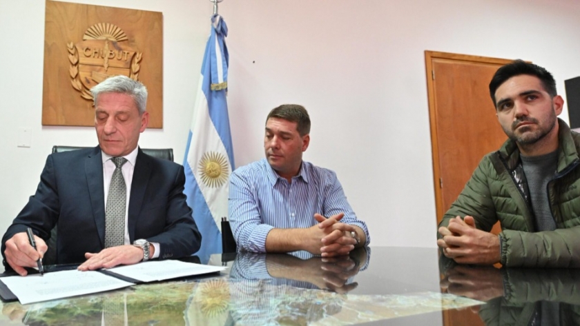 Arcioni firmó el contrato de obra para iniciar la construcción del Gimnasio Municipal N° 2 de Rawson