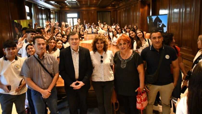 El primer contingente de alumnos del 2024 del programa “Conociendo mi Provincia” visitó Casa de Gobierno