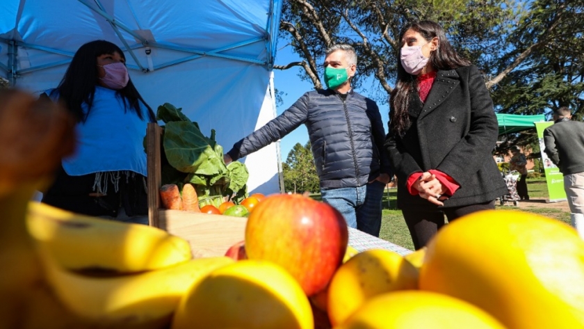 Paula Español visitó el Mercado Federal Ambulante en Hurlingham