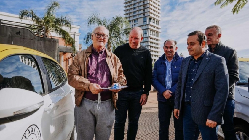 Herrera Ahuad entregó los primeros autos del programa Ahora Taxi