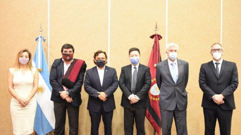 Sáenz se reunió con los principales directivos de la gigante mundial en fabricación y reciclaje de baterías de litio
