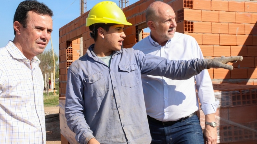 Omar Perotti recorrió la obra de construcción de 183 viviendas en el barrio La Florida de Santa Fe