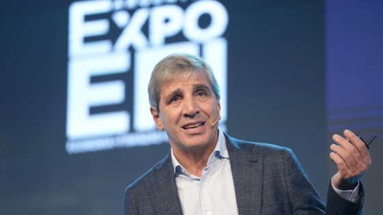 Caputo refuerza la estrategia fiscal para sostener el superávit en medio de la desaceleración de los ingresos tributarios