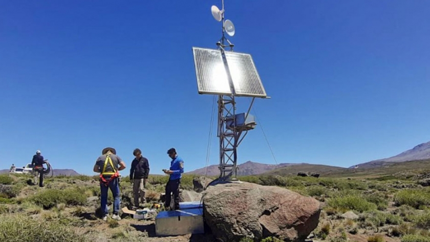 Avanza la instalación de la red de monitoreo volcánico en Copahue