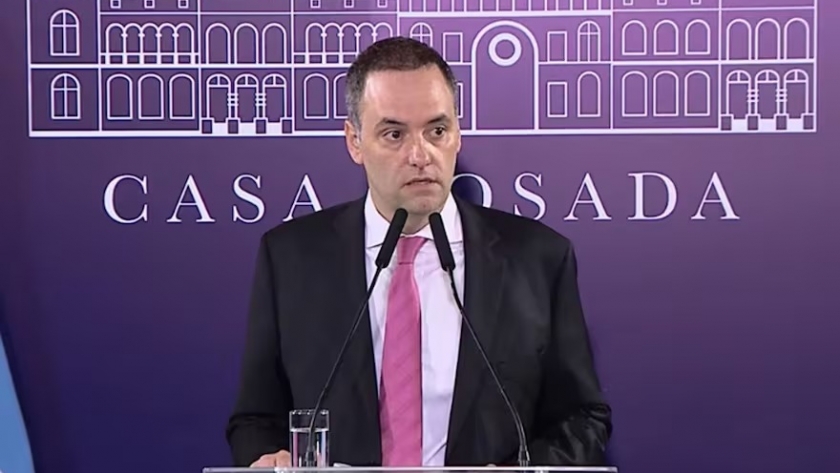 Ganancias: Adorni justificó el cambio de postura de Milei y dijo que la restauración del impuesto será por un “cortísimo plazo”