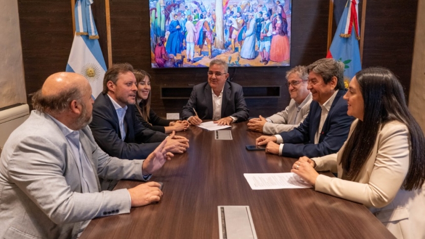 Raúl Jalil impulsa la conectividad aérea y el turismo en Catamarca