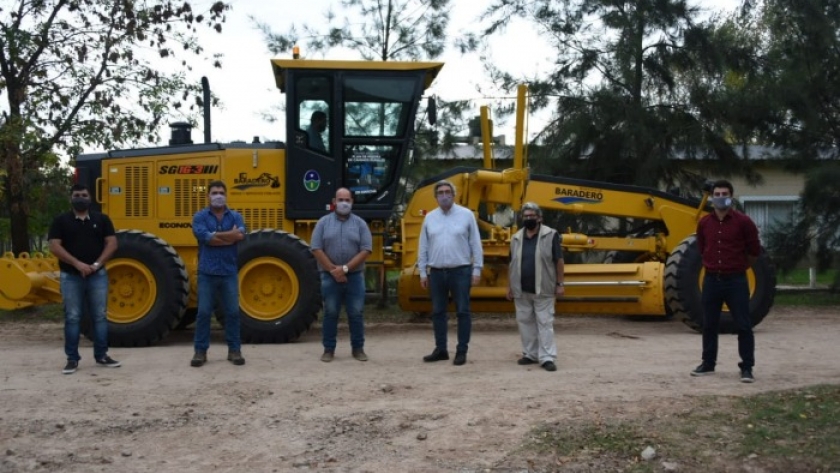Rodríguez entregó maquinaria vial del Plan de Caminos Rurales en Baradero
