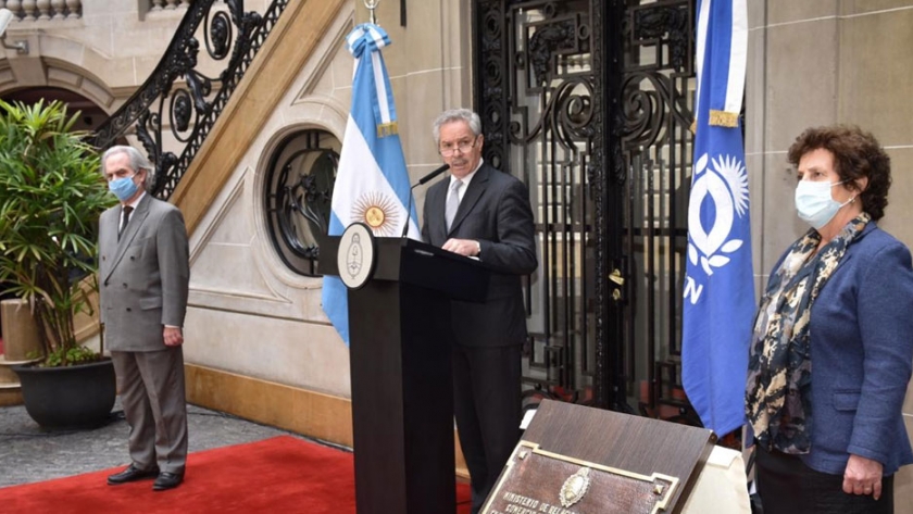 Canciller Solá: "Debemos encarar los problemas del mundo con una mirada argentina"