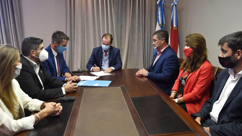 Bordet firmó convenios para licitar obras de agua y cloaca en Diamante y Villaguay