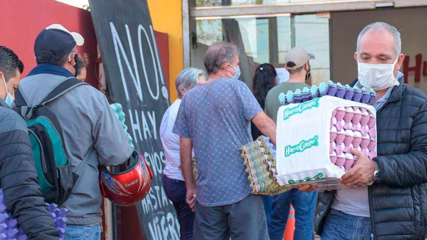 Hacen fila de madrugada para comprar huevos