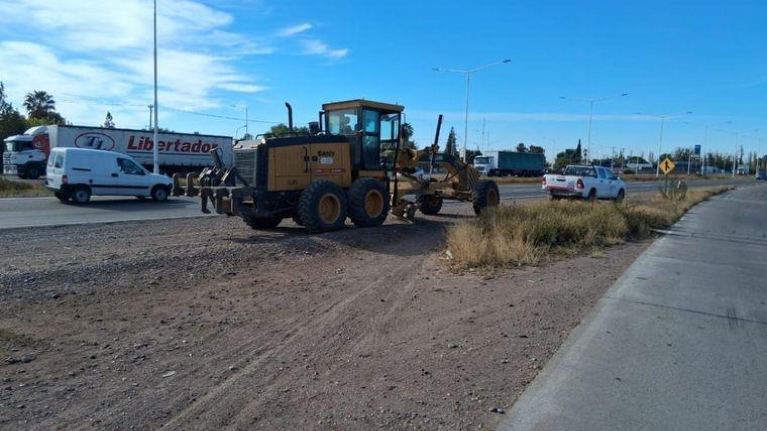 Obras en Maipú: asfalto en laterales del Acceso Este