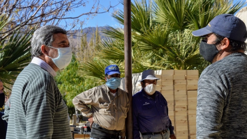 El ministro Astudillo visitó la Cooperativa La Esperanza de Calingasta