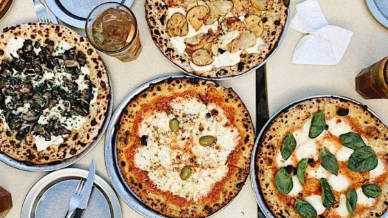 La pintoresca pizzería que queda en un ex taller mecánico y entró en el ranking de las 100 mejores del mundo