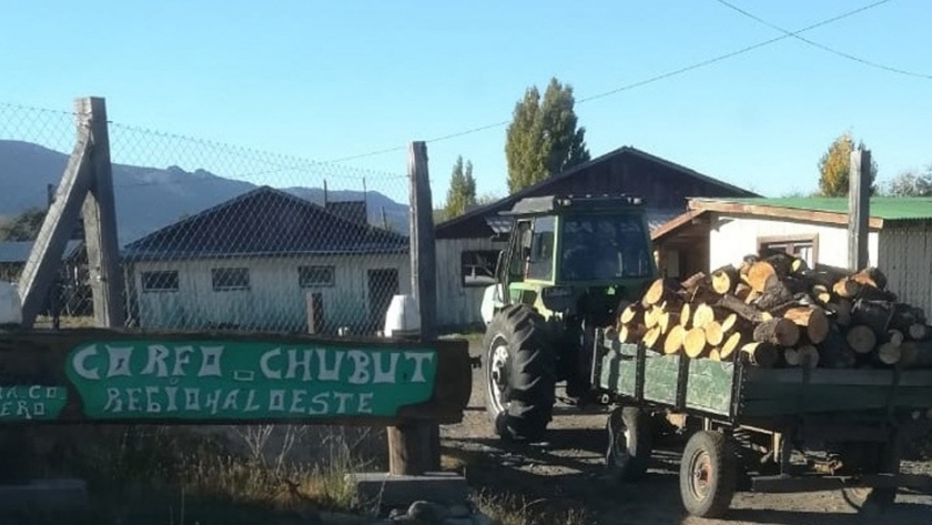 El Ministerio de Agricultura, Ganadería, Industria y Comercio del Chubut aporta leña del aserradero corcovado para el plan calor 