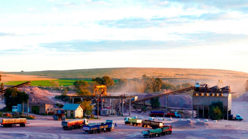 La firma argentina líder en piedra partida trae novedades para la construcción de caminos rurales