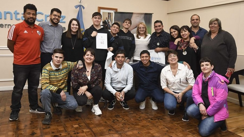 Alicia recibió a alumnos industriales que representaron a Santa Cruz en la Feria IT Joven de Tecnópolis