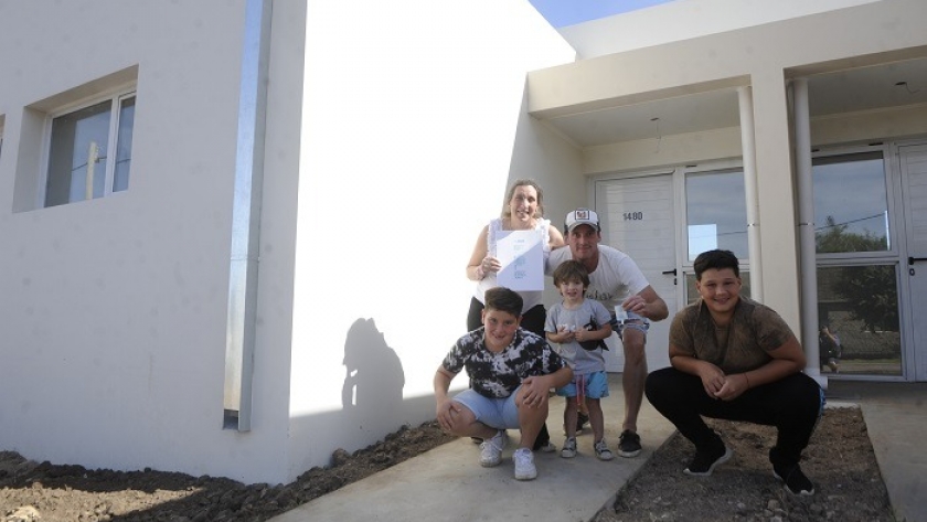 La Provincia entregó 25 viviendas en Pigüé
