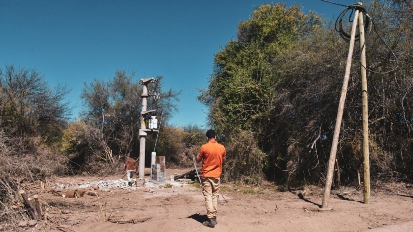 Avanza el proyecto de electrificación rural para el paraje El Retiro en San Blas de Los Sauces