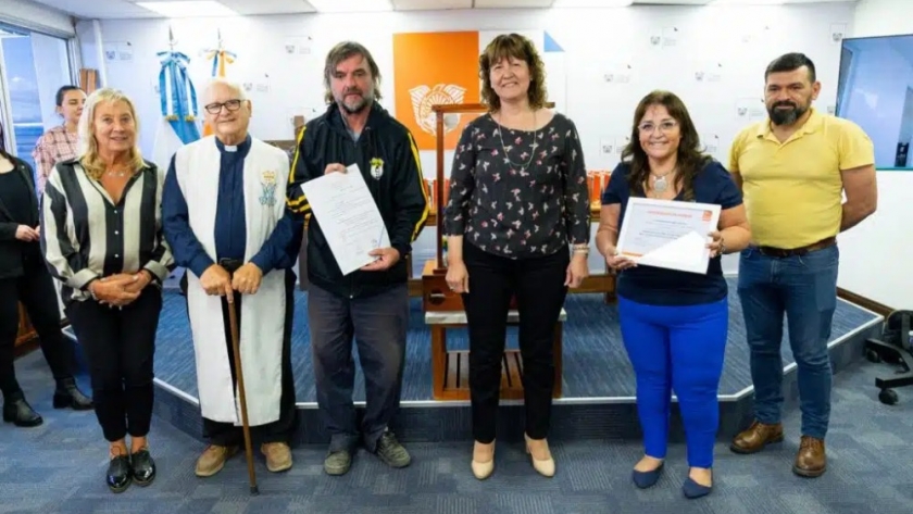 La Vicegobernadora Urquiza y funcionarios provinciales al Padre ´Pepe´ en su primera visita a la provincia