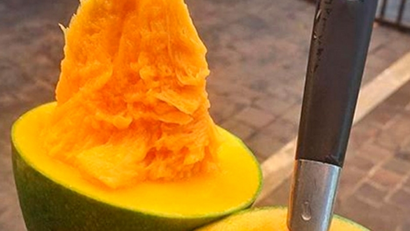 Una rara fruta mitad mango mitad palta