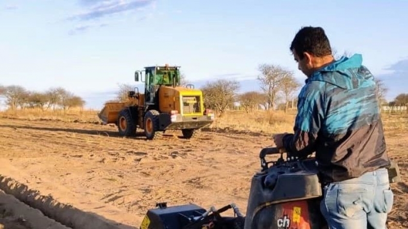 Trabajos de Provincia para recuperar la circulación de camino vecinal de Miguel Cané