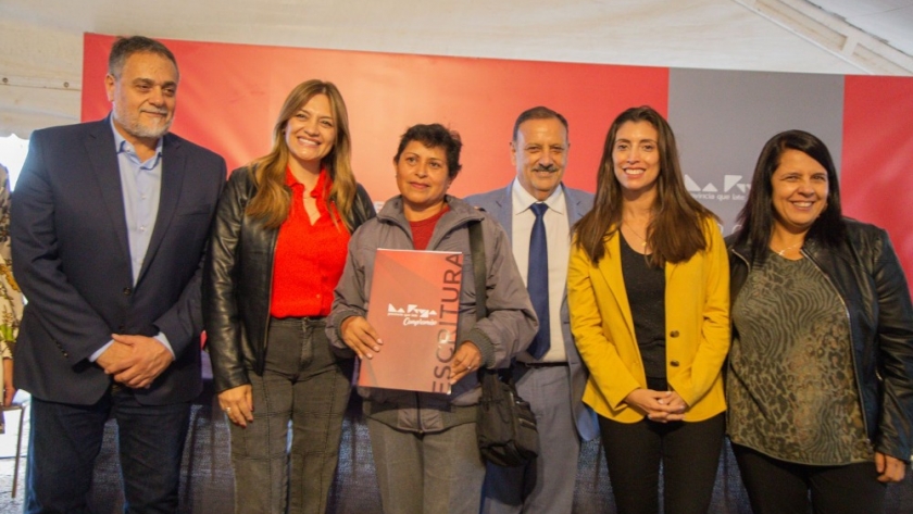 220 familias de La Rioja recibieron las escrituras de sus viviendas