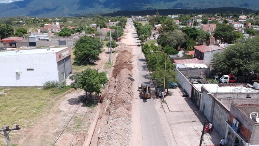 Tramo final de extensión de cloacas en Güemes Oeste