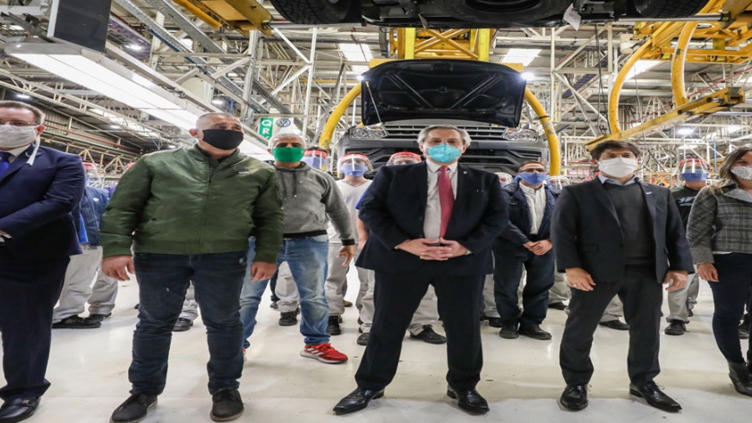 El Presidente visitó la planta de Volkswagen en Tigre, que retomó su producción