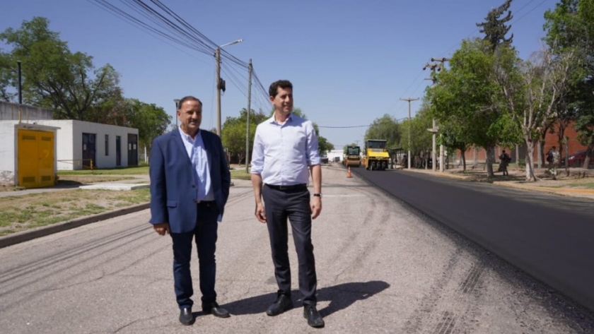 Quintela y Wado De Pedro recorrieron obra de asfaltado de calles en el Parque Industrial