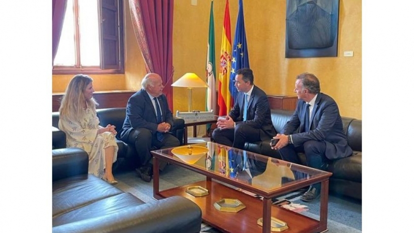 Manuel Calvo fue recibido por el presidente del parlamento de Andalucía