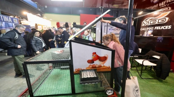 Los gallineros móviles cautivan al público en La Rural de Palermo: innovación desde Carlos Casares