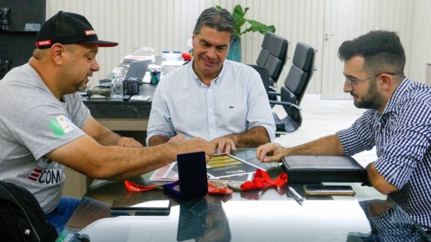 Capitanich recibió al piloto chaqueño Carlos Verza luego de su participación en el dakar 2023