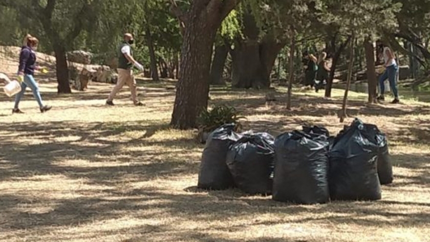 Conciencia ambiental, limpieza y forestación en el río San Luis