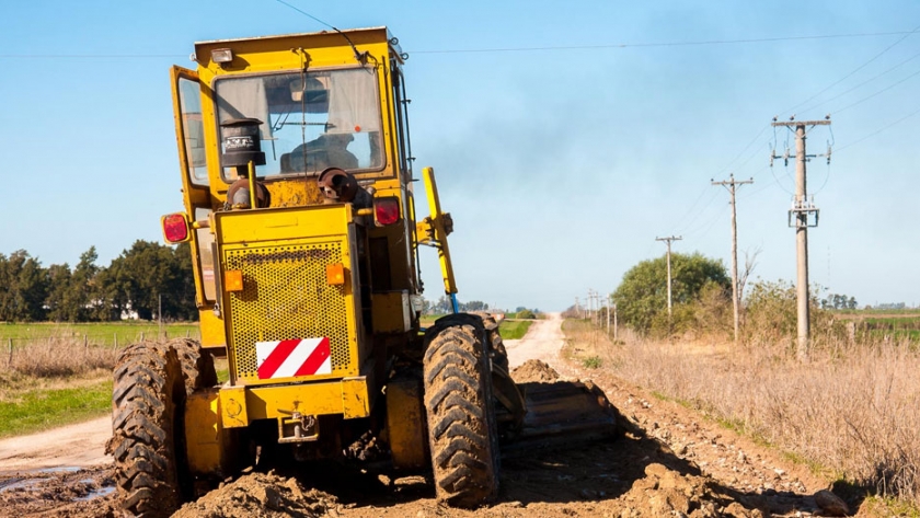 Se realizan tareas de mantenimiento en caminos productivos del departamento Colón