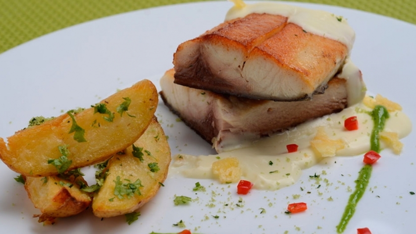 Pacú a la parrilla con papas crocantes a las hierbas frescas y salsa de limones asados