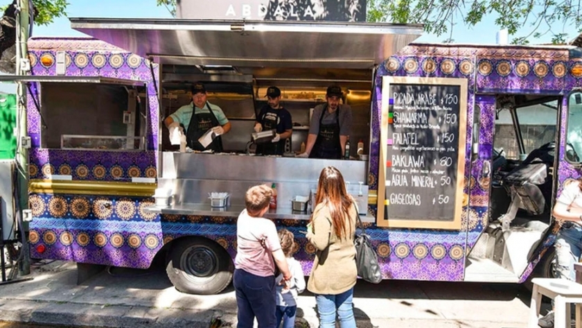 Hamburguesas, sándwiches y papas fritas: los preferidos de los consumidores en los food trucks