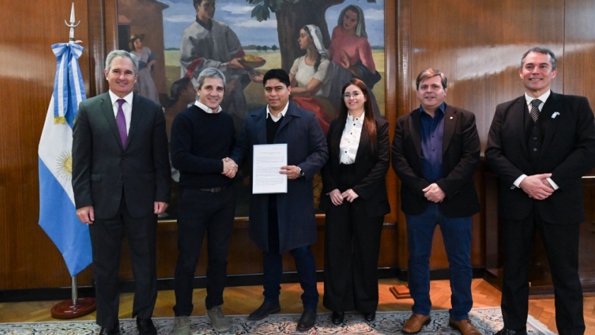 Luis Caputo y Claudio Vidal avanzaron en la cancelación de la deuda de Santa Cruz por $ 23.000 millones
